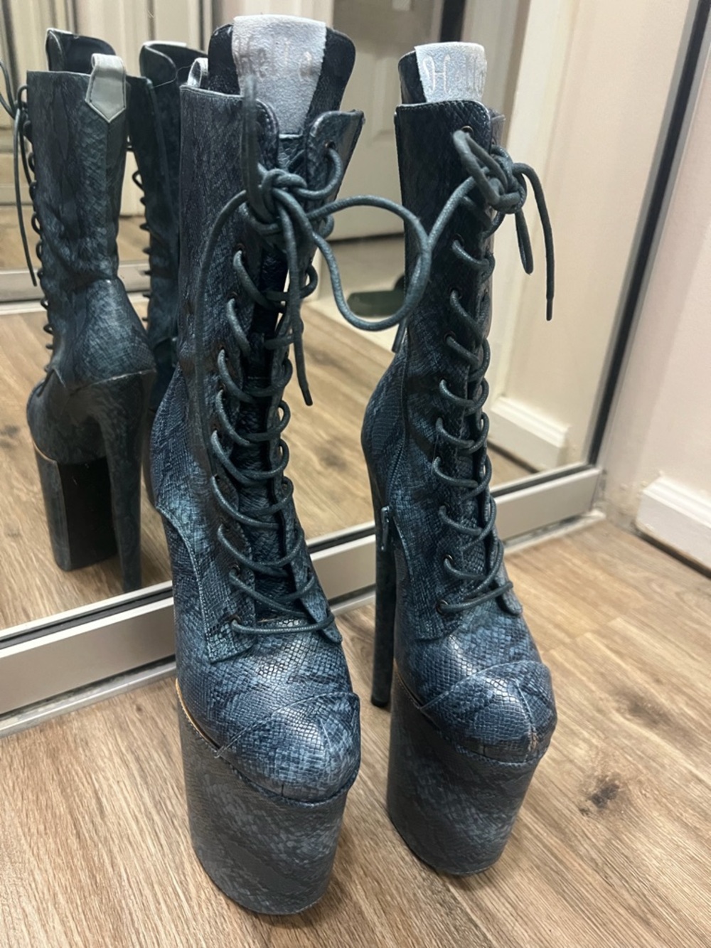 Hella Heels!!!!!  Platform Lace-Up Ankle Boots in Slate Blue Snake Print - Picture 2 of 7